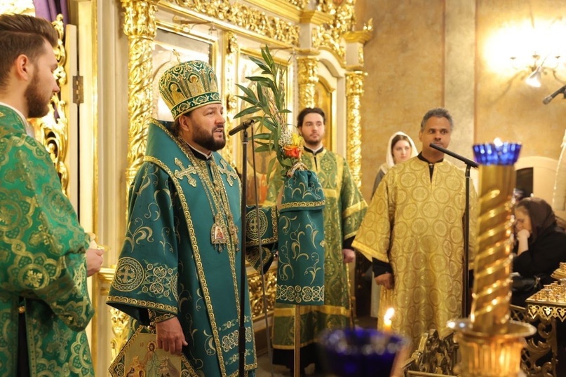 В праздник Входа Господня в Иерусалим митрополит Клинский Леонид совершил Литургию