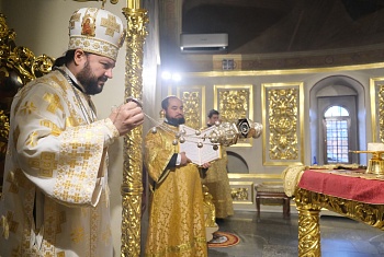 В Неделю 4-ю по Пятидесятнице митрополит Леонид совершил Божественную Литургию