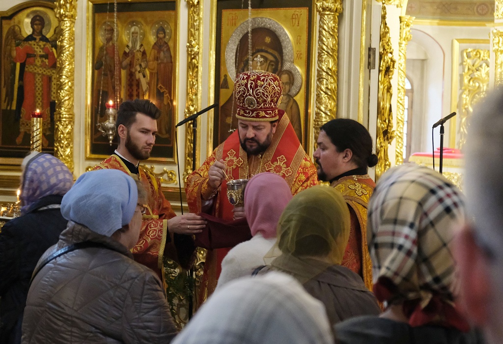 В Неделю 3-ю по Пасхе митрополит Леонид совершил Божественную Литургию