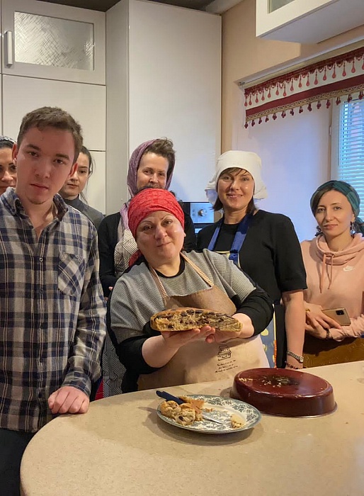 Наши гости научились готовить настоящий византийский хлеб 