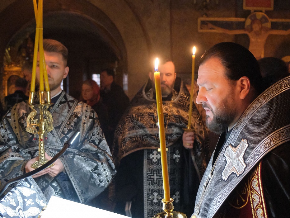 Митрополит Клинский Леонид совершил утреню Великого Пятка с чтением двенадцати Страстных Евангелий