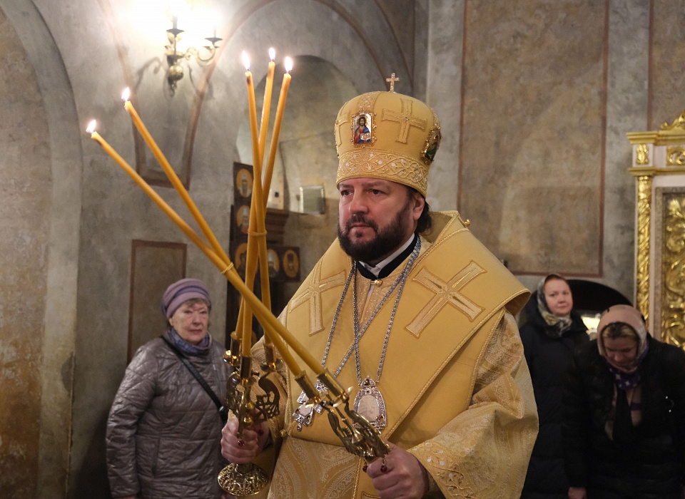В Неделю 22-ю по Пятидесятнице митрополит Леонид совершил Божественную Литургию