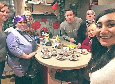 Эллада Лещева (Прокопиду) и участники очередного очного бесплатного мастер-класса по греческой кухне (9 января 2021 года)