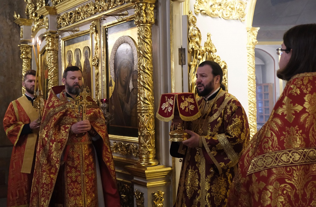 В Неделю 2-ю по Пасхе митрополит Клинский Леонид совершил Божественную литургию
