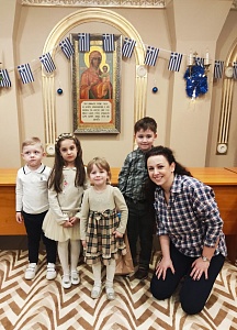 Элли Папаниколау вместе с воспитанниками греческого православного детского сада выходного дня «ΑΛΦΑΒΗΤΑ» (26 декабря 2020 года)