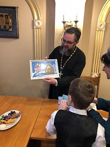 Дети подготовили поздравительные открытки для духовенства храма.