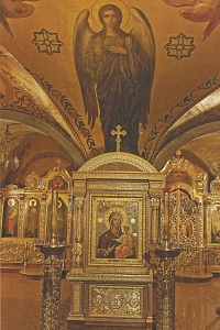 Храмовая икона Пресвятой Богородицы «Одигитрия-Сумела» и фрагмент росписи Никольского придела